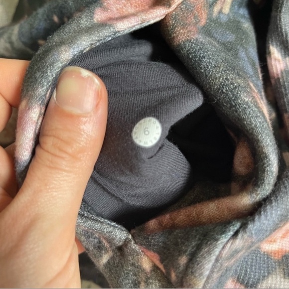 Lululemon Scuba Hoodie *Light
Cotton Fleece
Frosted Rose Multi size 6 - Picture 9 of 10